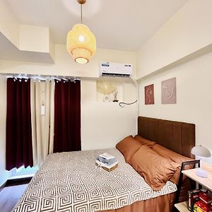 One-Bedroom Apartment Balcony City View
